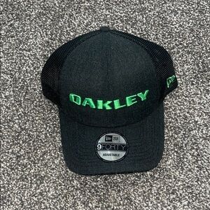 NWT’s Oakley Golf Trucker Black Cap with Bright Green Logo